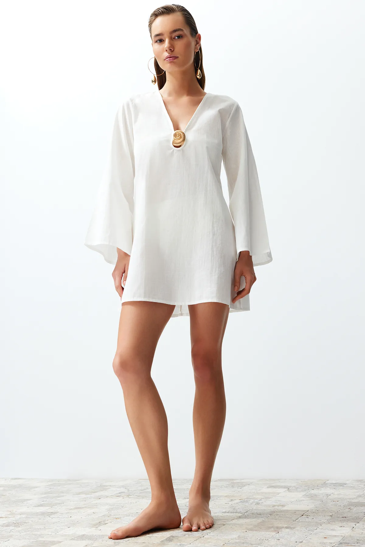 Trendyol Collection  Weißes Mini-Strandkleid aus 100 % Baumwolle mit gewebten Accessoires TBESS24EL00020
