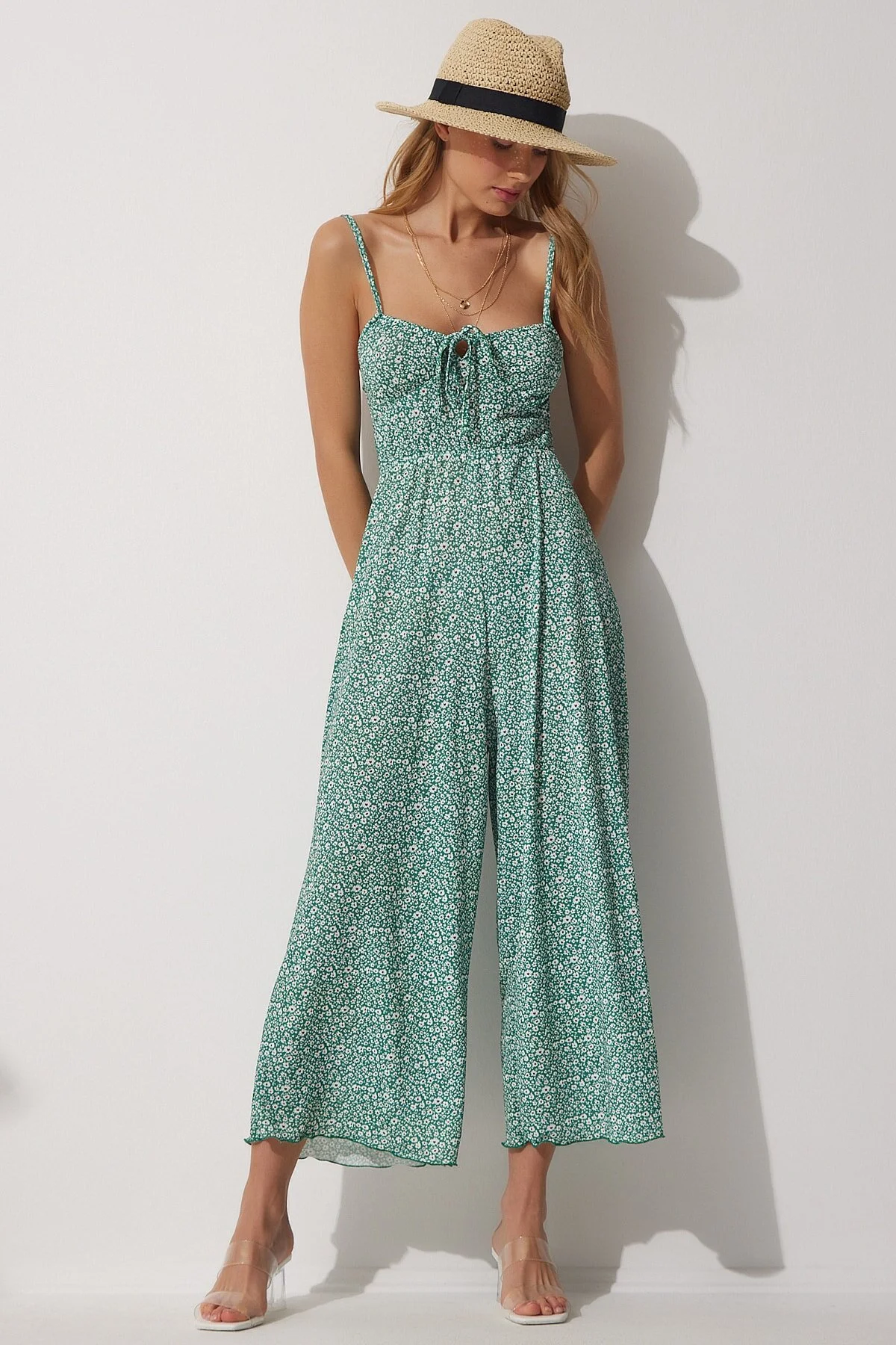 Happiness İstanbul  Grüner, geblümter Sommer-Strickoverall für Damen mit Trägern UB00037
