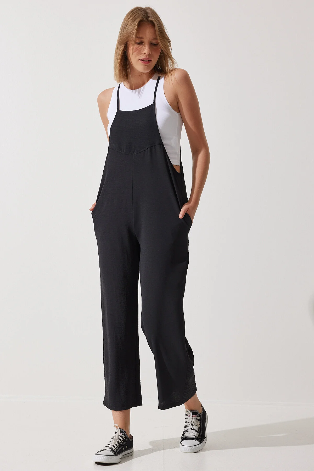 Happiness İstanbul  Schwarzer Gärtner-Jumpsuit mit Taschen für Damen DD00910