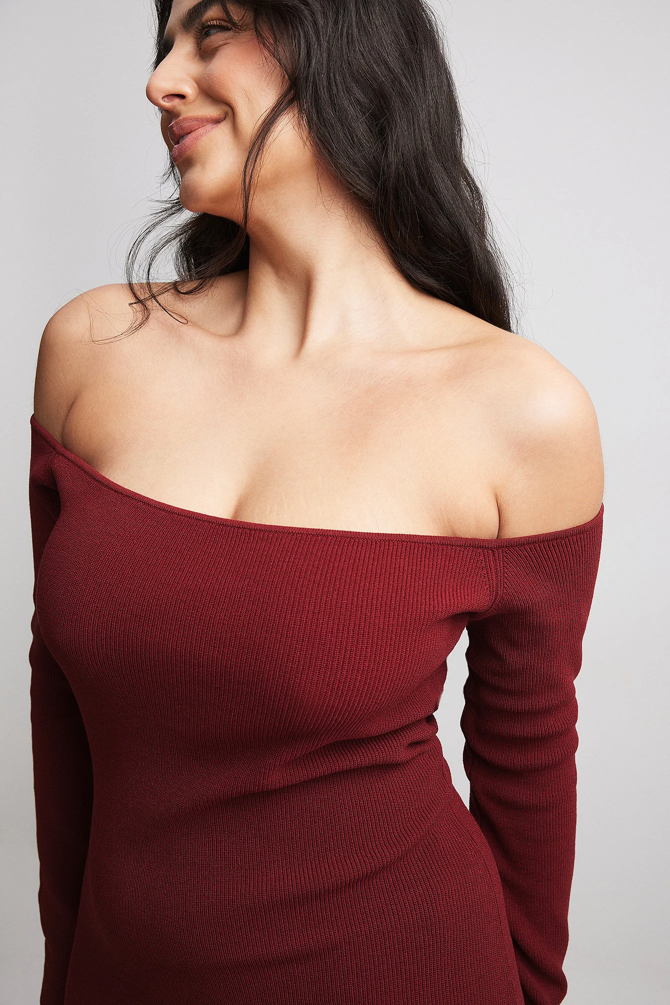 Schulterfreies Strick-Midikleid