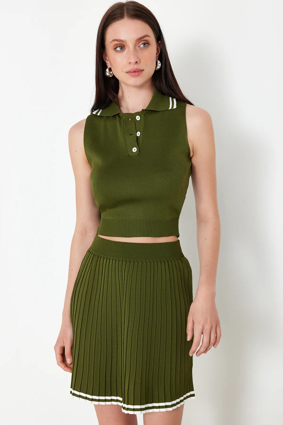 Trendyol Collection  Grünes Set aus Oberteil und Unterteil aus Strick mit Polokragen und Falten TWOSS24AU00009