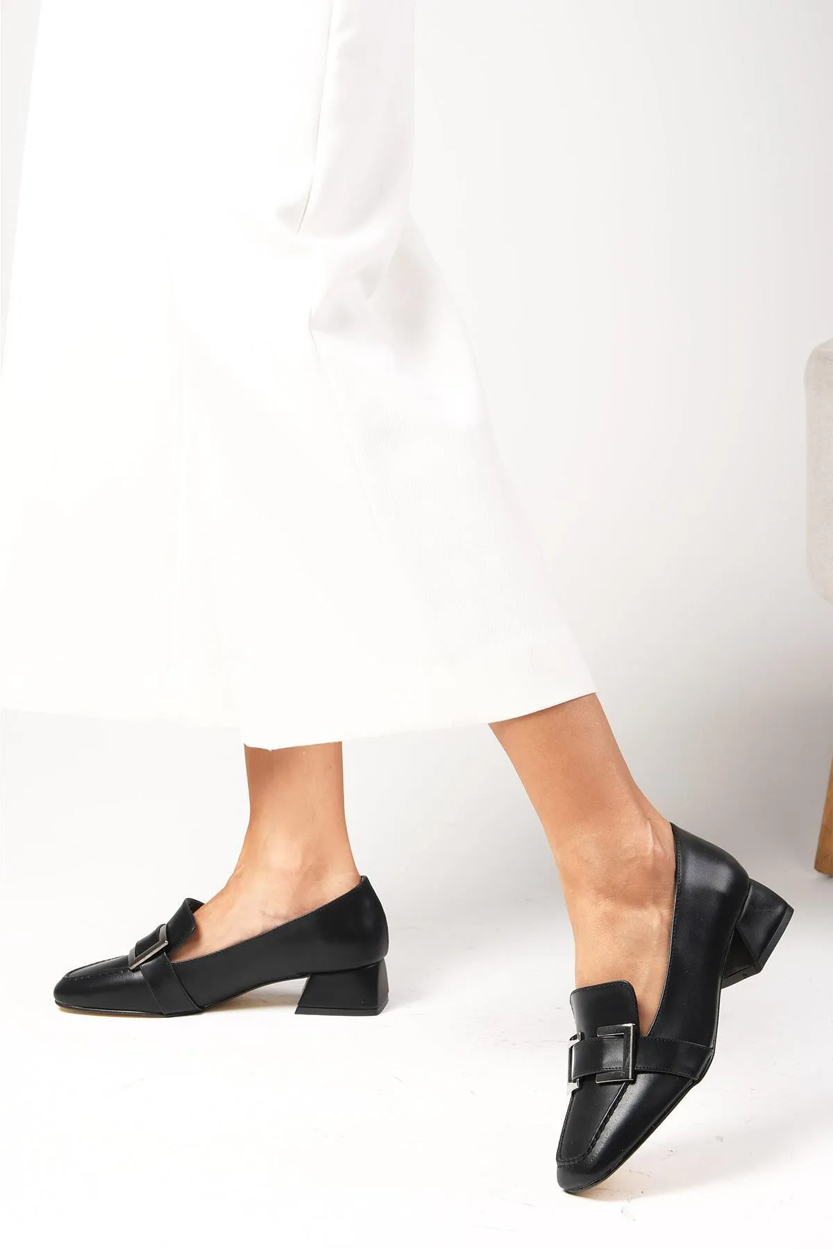 Mio Gusto  Betty Damen-Schuhe mit kurzem Absatz und stumpfer Zehenpartie in Schwarz mit Schnallenzubehör