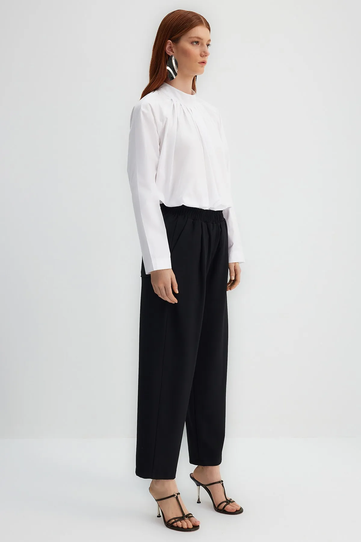 Trendyol Modest  X Kevser Sarıoğlu Schwarze gewebte Hose mit elastischem Bund TCLSS23TP00003
