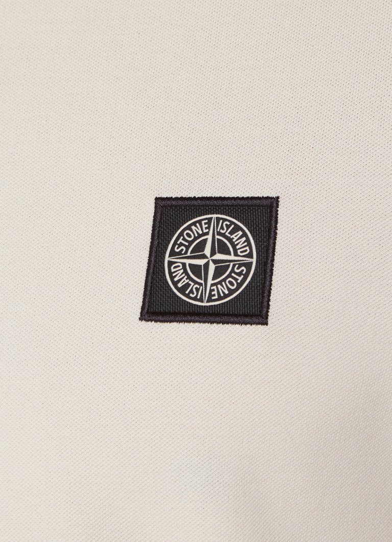 Polo Stone Island 2SC18 de corte regular, confeccionada em algodão piqué com punhos texturizados.