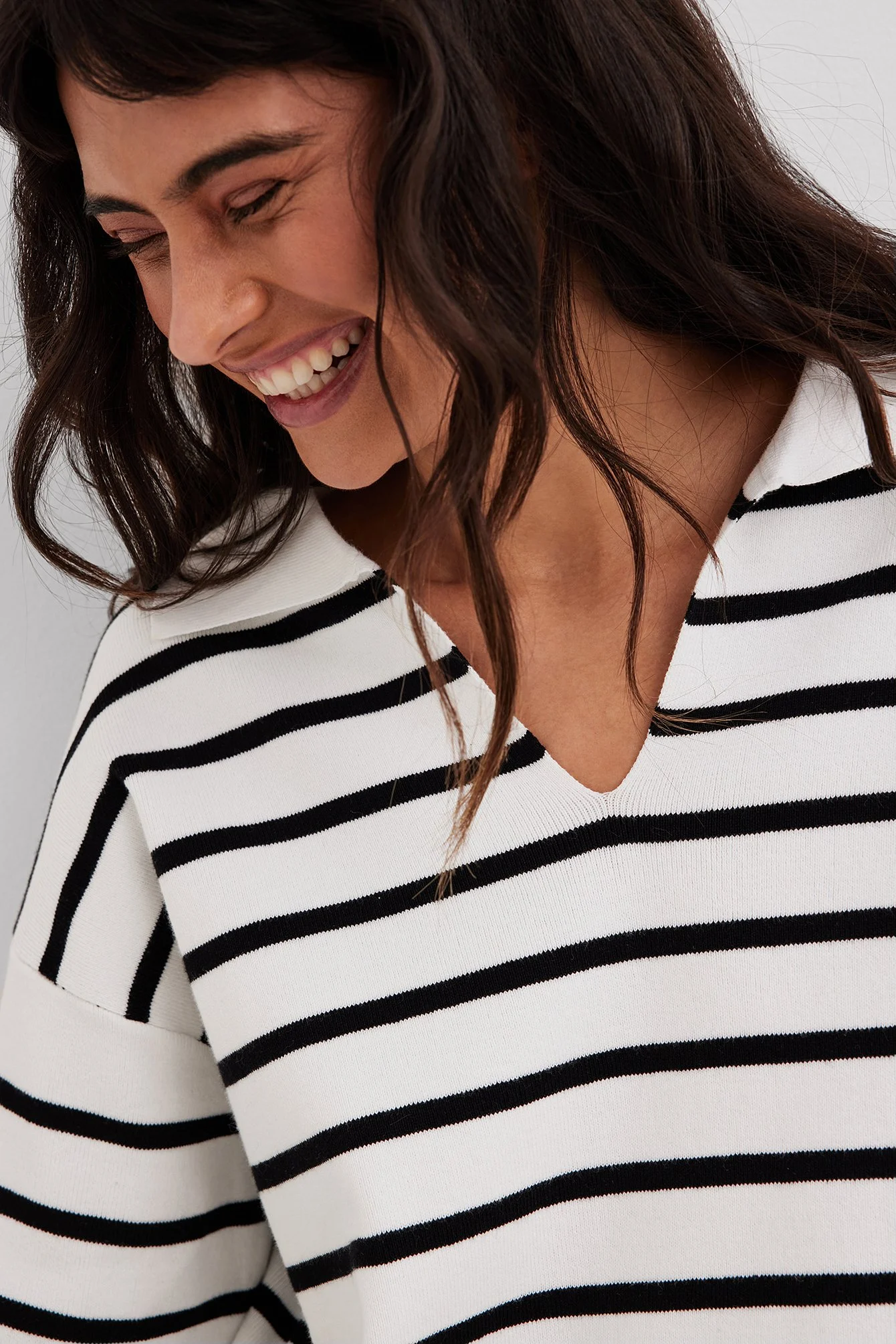 Gestreifter Pullover mit Strickkragen