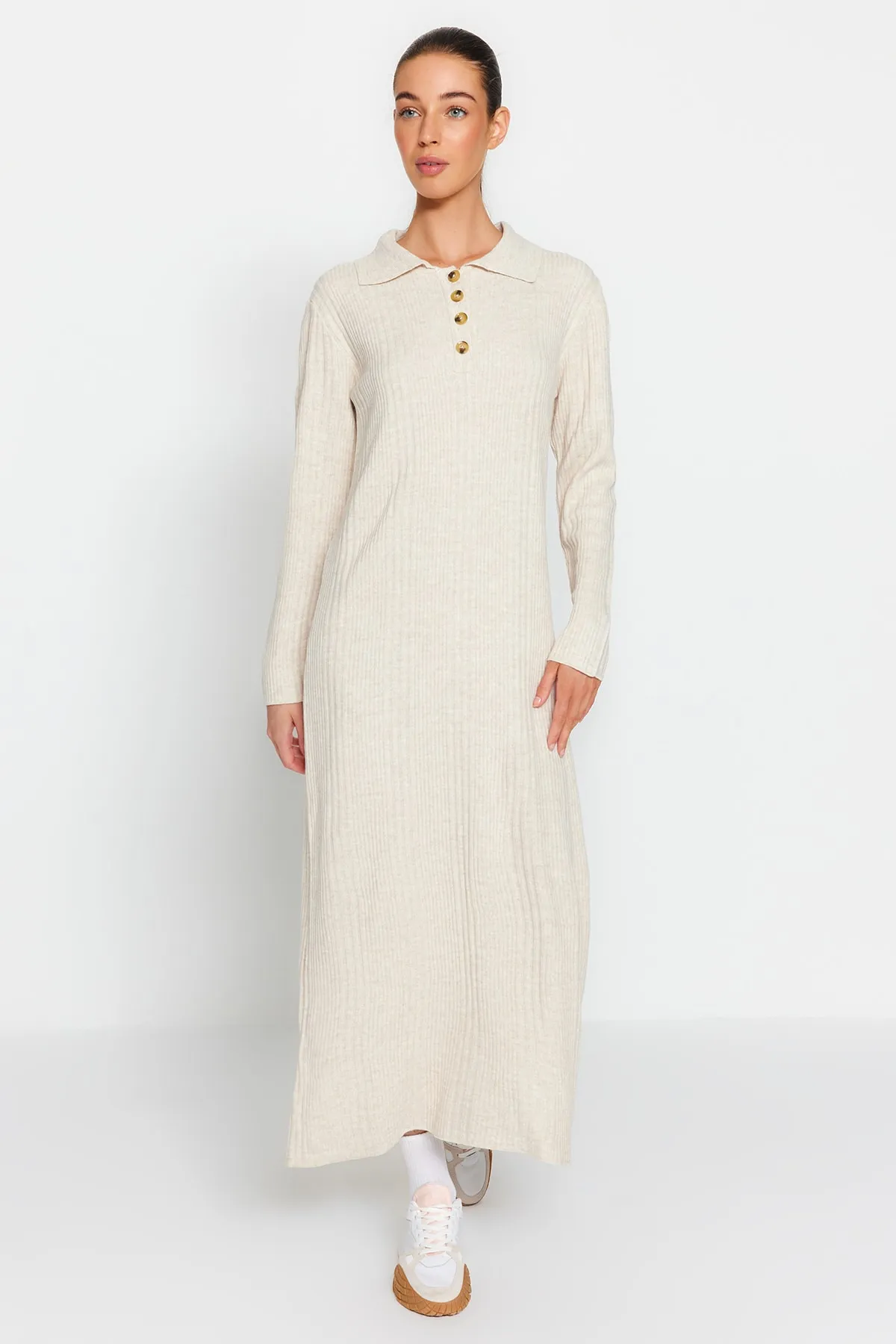 Trendyol Modest  Beiges, geripptes Strickkleid mit Polokragen und bequemer Passform TCTAW24EB00025