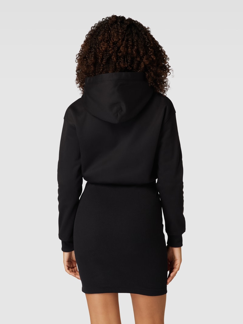 Knielanges Sweatkleid mit Kapuze in schwarz