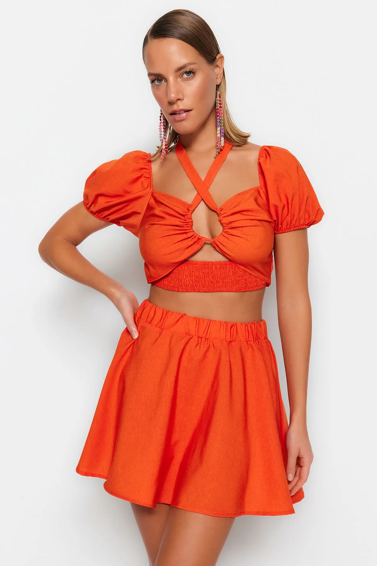 Trendyol Collection  Orangefarbenes, gewebtes Blusenrock-Set mit Cut-Outs und Fenstermuster TBESS23AU00180