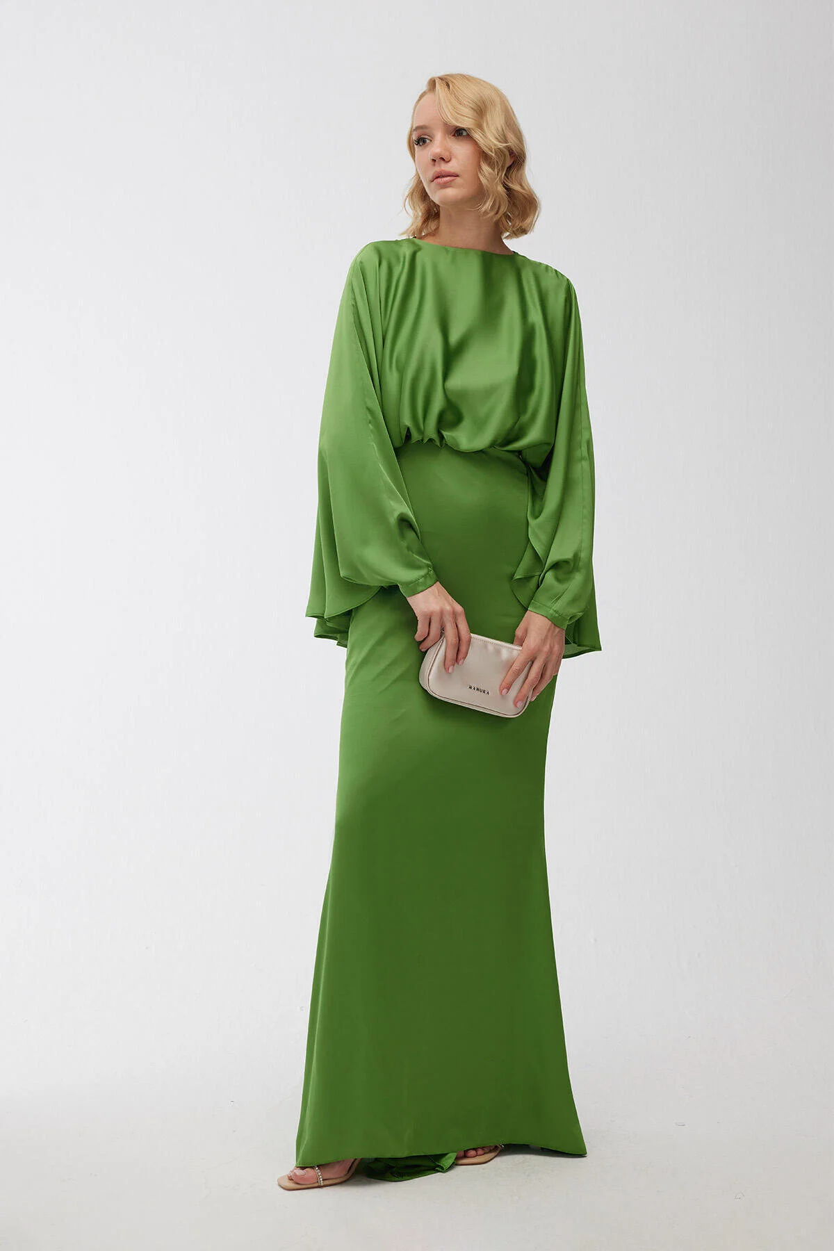 Manuka  Cape-Abendkleid aus Seidensatin Pistaziengrün