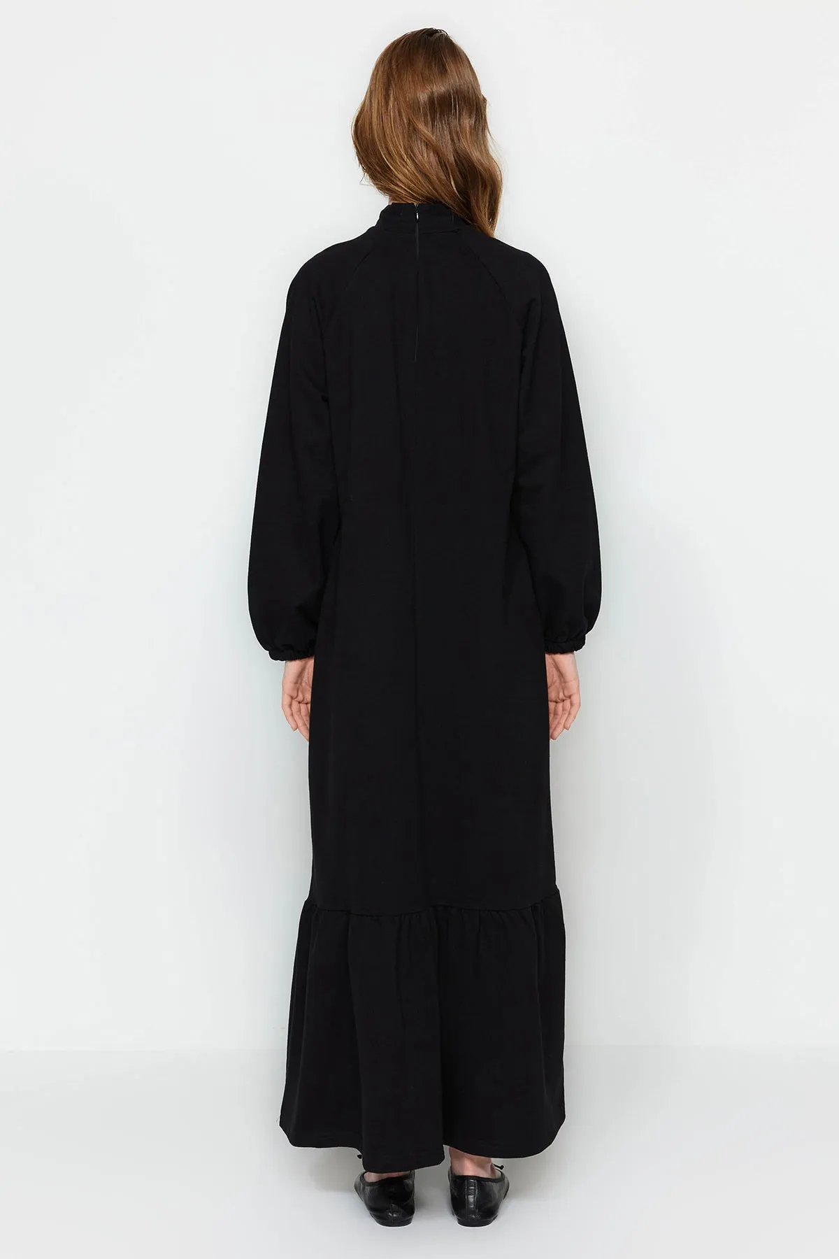 Trendyol Modest  Schwarzes Strickkleid mit Stehkragen und Ärmeln, Detailliert TCTSS23EB00228