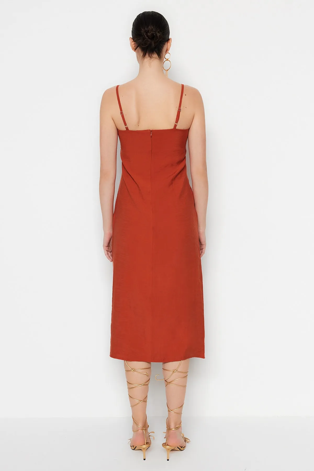 Trendyol Collection  Gefliestes, gerade geschnittenes Midi-Kleid mit Schlitz und detailliertem Webmuster TWOSS23EL01573