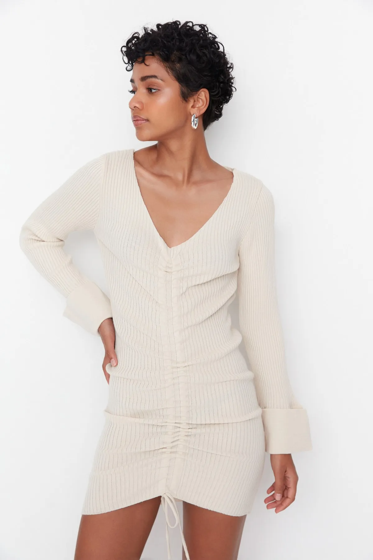 Trendyol Collection  Steinfarbenes Mini-Strickkleid mit V-Ausschnitt TWOAW22EL0564