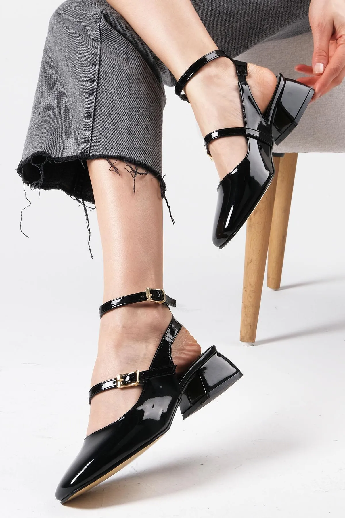 Mio Gusto  Audrey schwarze Lackleder-Damenschuhe mit offenem Rücken und kurzem Absatz