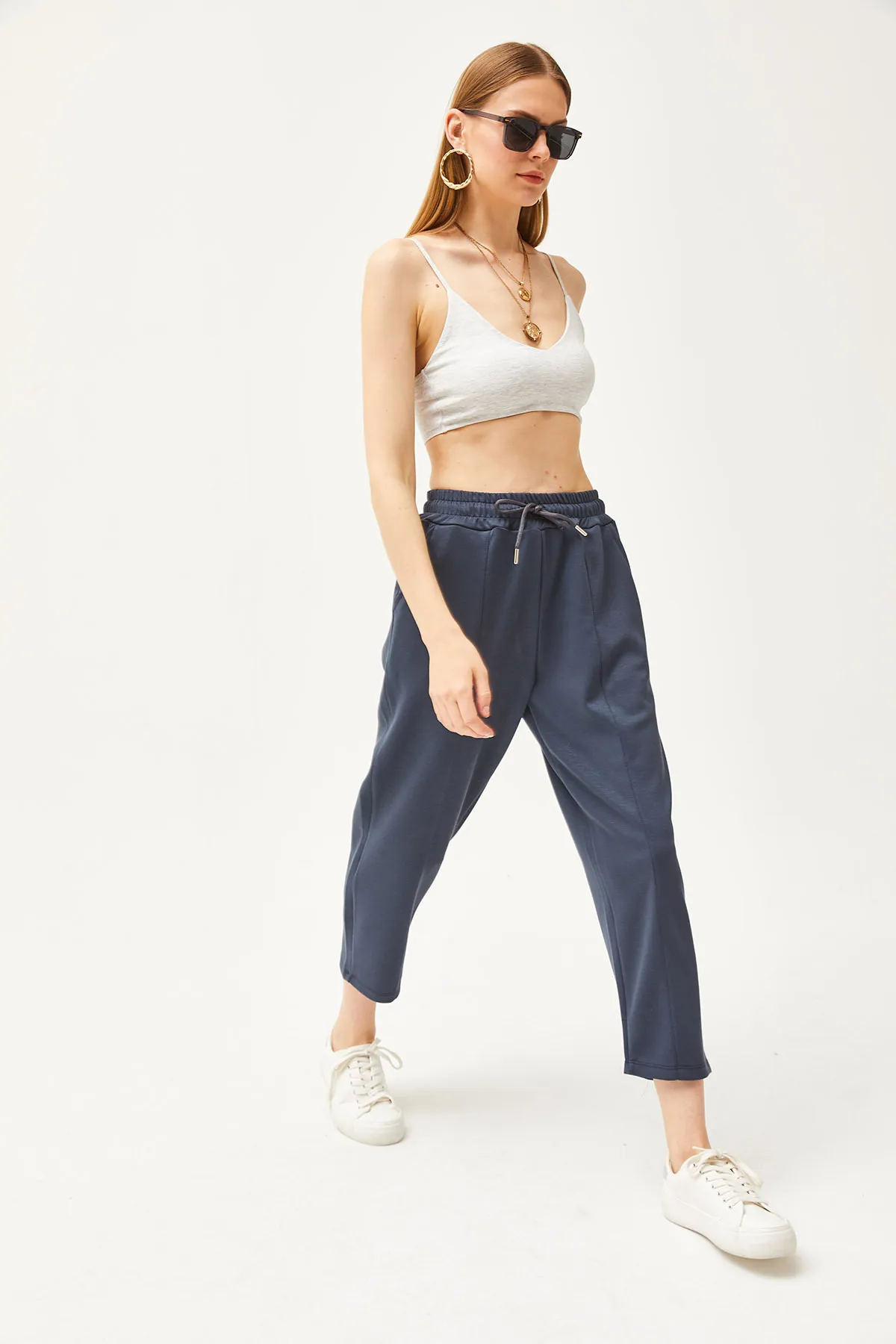 Olalook  Anthrazitfarbene, weich strukturierte Modal-Jogginghose für Damen mit Taschennähten EŞF-00000069