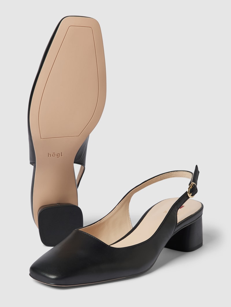 Pumps mit Dornschließe in schwarz