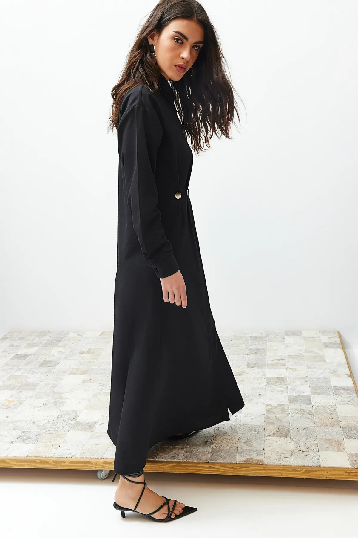 Trendyol Modest  Schwarzes gewebtes Hemdkleid mit Accessoire-Detail an der Taille TCTSS24EB00142
