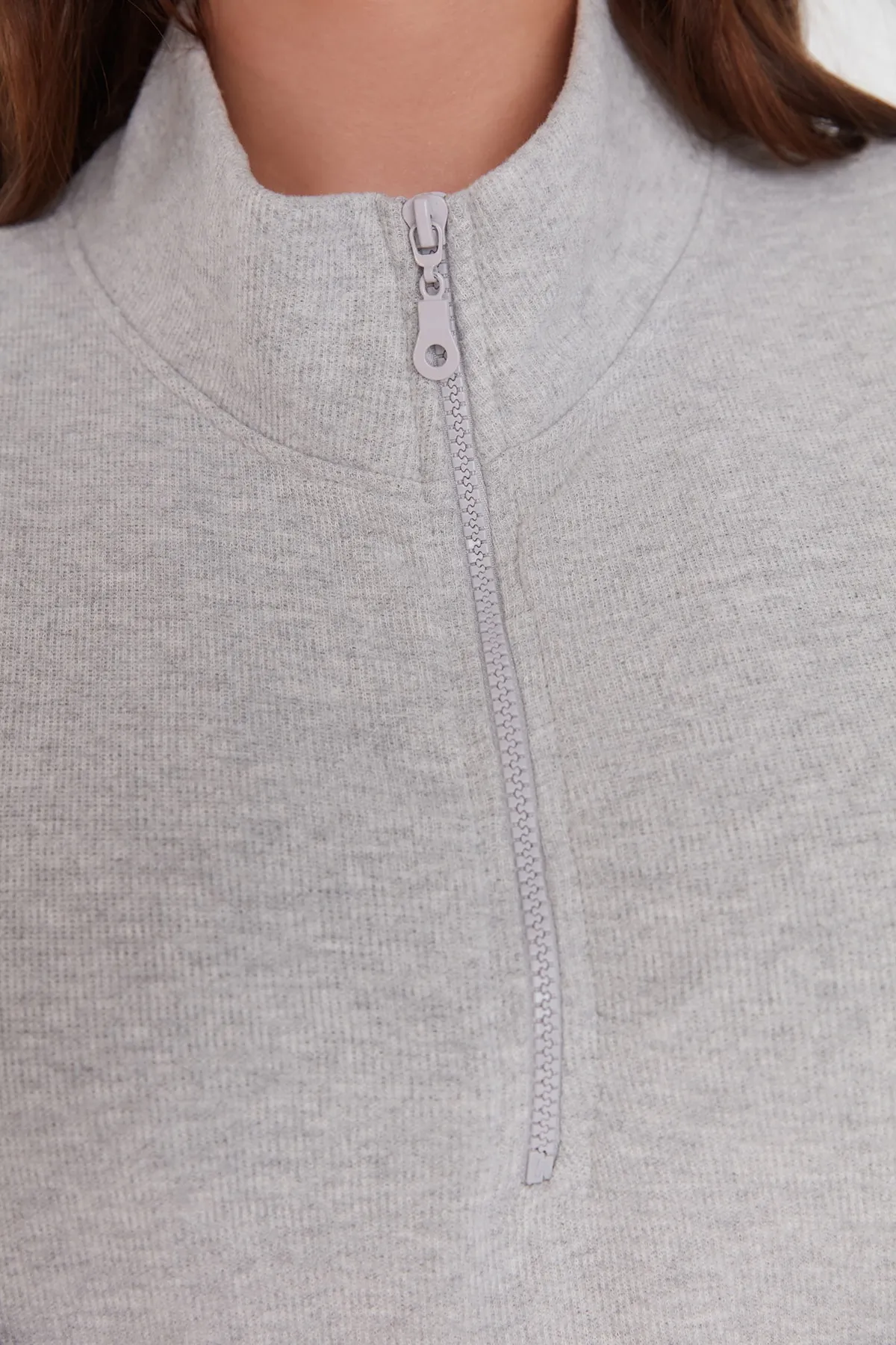 Trendyol Curve  Graues dünnes Thessaloniki-Strick-Sweatshirt mit Stehkragen und Reißverschluss TBBAW23AO00006
