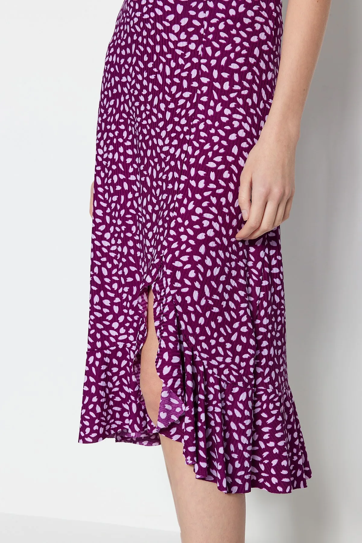 Trendyol Collection  Lila bedruckter High-Waist-Midirock aus Stretch-Strick mit Raffung und Volant TWOSS21ET0029