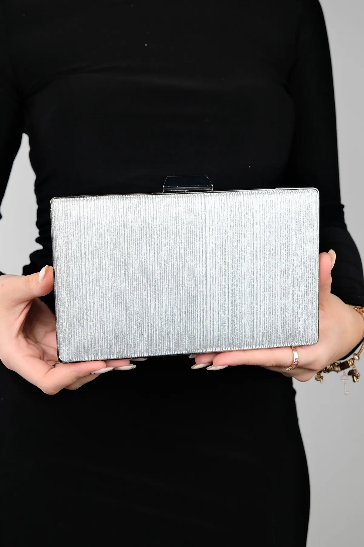 LuviShoes  YADAYA Silber gestreifte Abendtasche für Damen