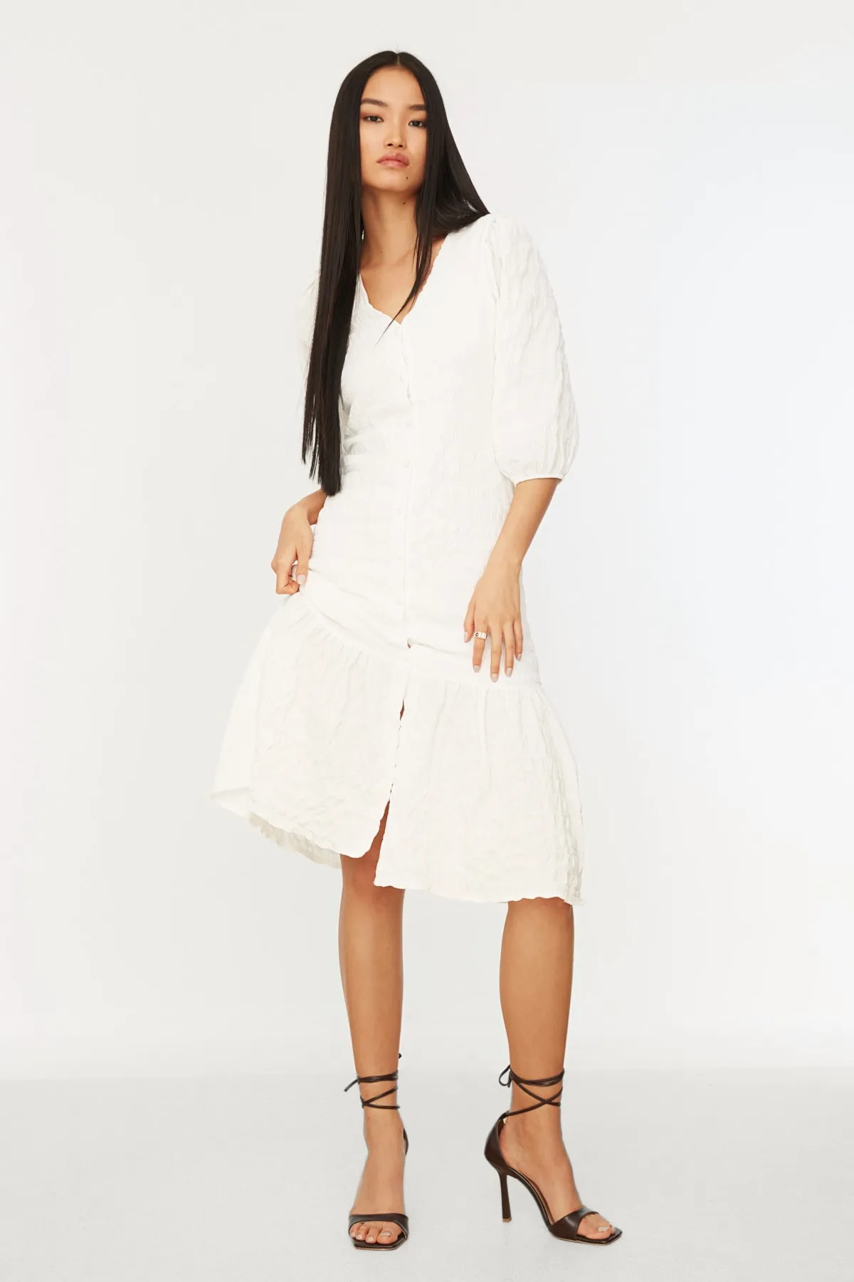 Trendyol Collection  Ecrufarbenes Midi-Hemd aus gewebtem, gefüttertem Stoff, strukturiertes gewebtes Kleid TWOSS21EL1127