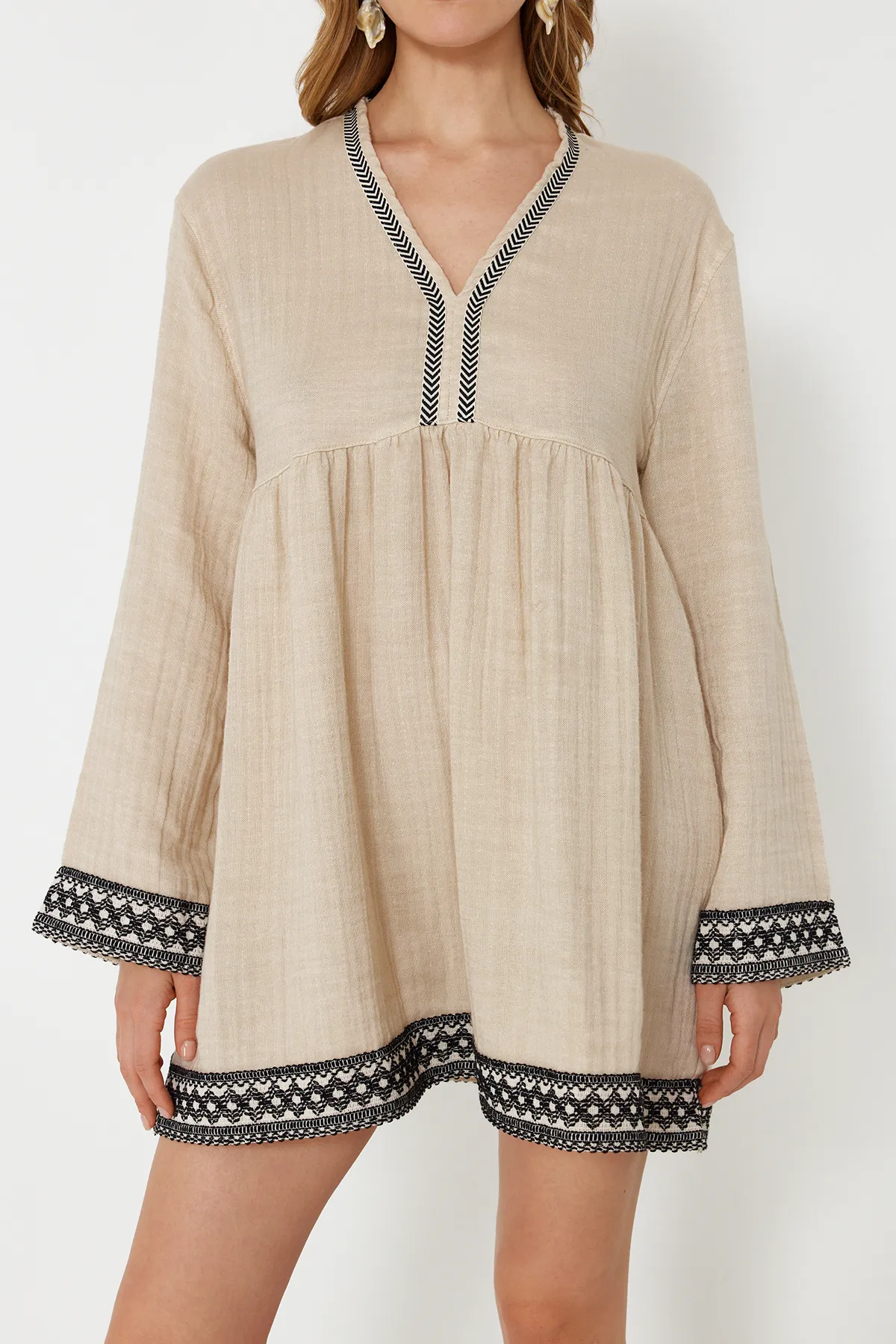 Trendyol Collection  Beiges, weit geschnittenes Mini-Strandkleid aus Musselin mit gewebten Streifen und Zubehör TBESS24EL00117