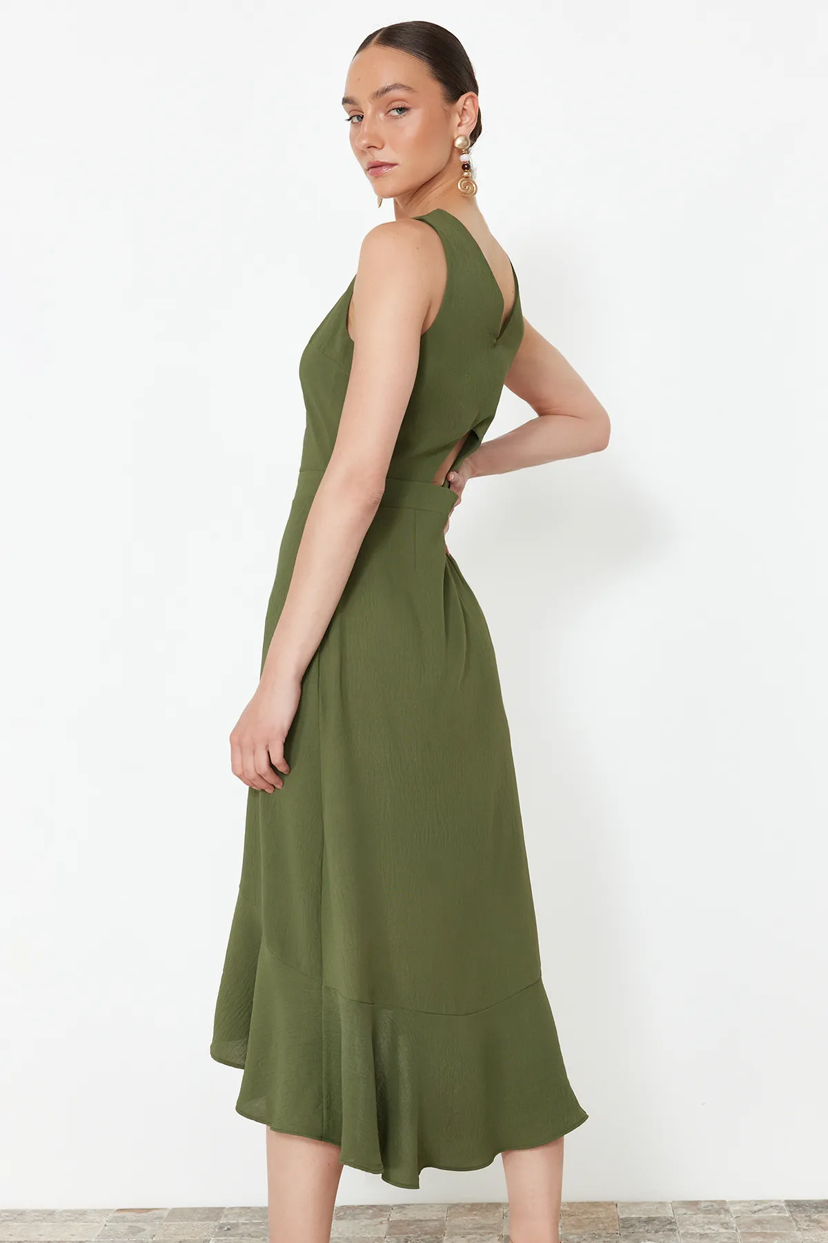 Trendyol Collection  Khaki Khaki gewebtes Midikleid mit Knopfdetail TWOSS23EL02158