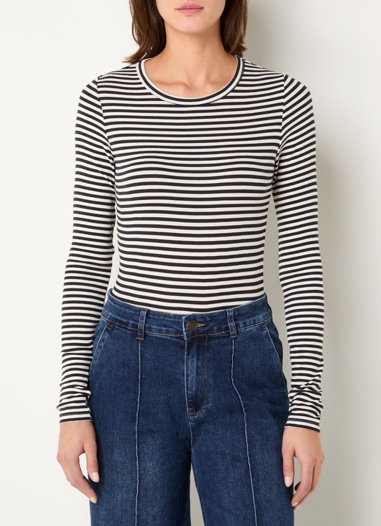 Tricou cu mânecă lungă în dungi și decolteu rotund de la Sofie Schnoor.