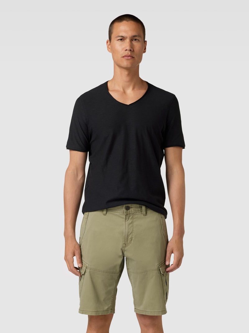 Regular Fit T-Shirt aus Baumwolle mit V-Ausschnitt in schwarz