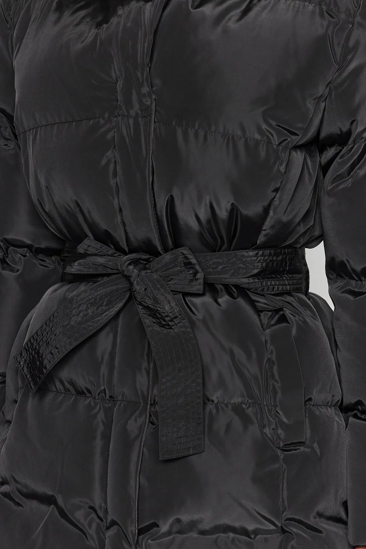 Trendyol Collection  Schwarze wasserabweisende Pufferjacke mit Gürtel TWOAW23MO00007