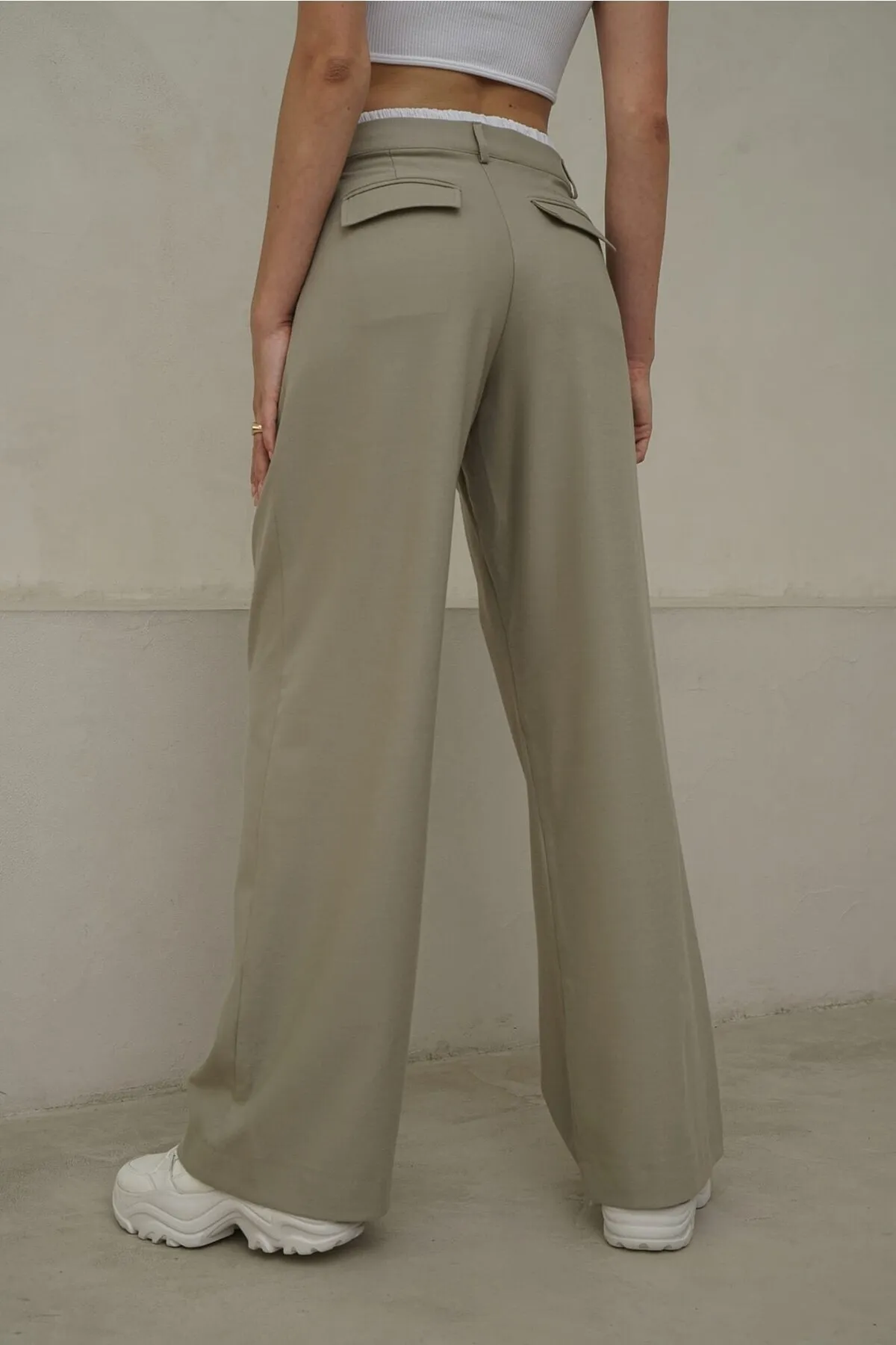 MAİ COLLECTİON  Olivgrüne Palazzo-Hose mit Mohnblumen-Boxerdetail