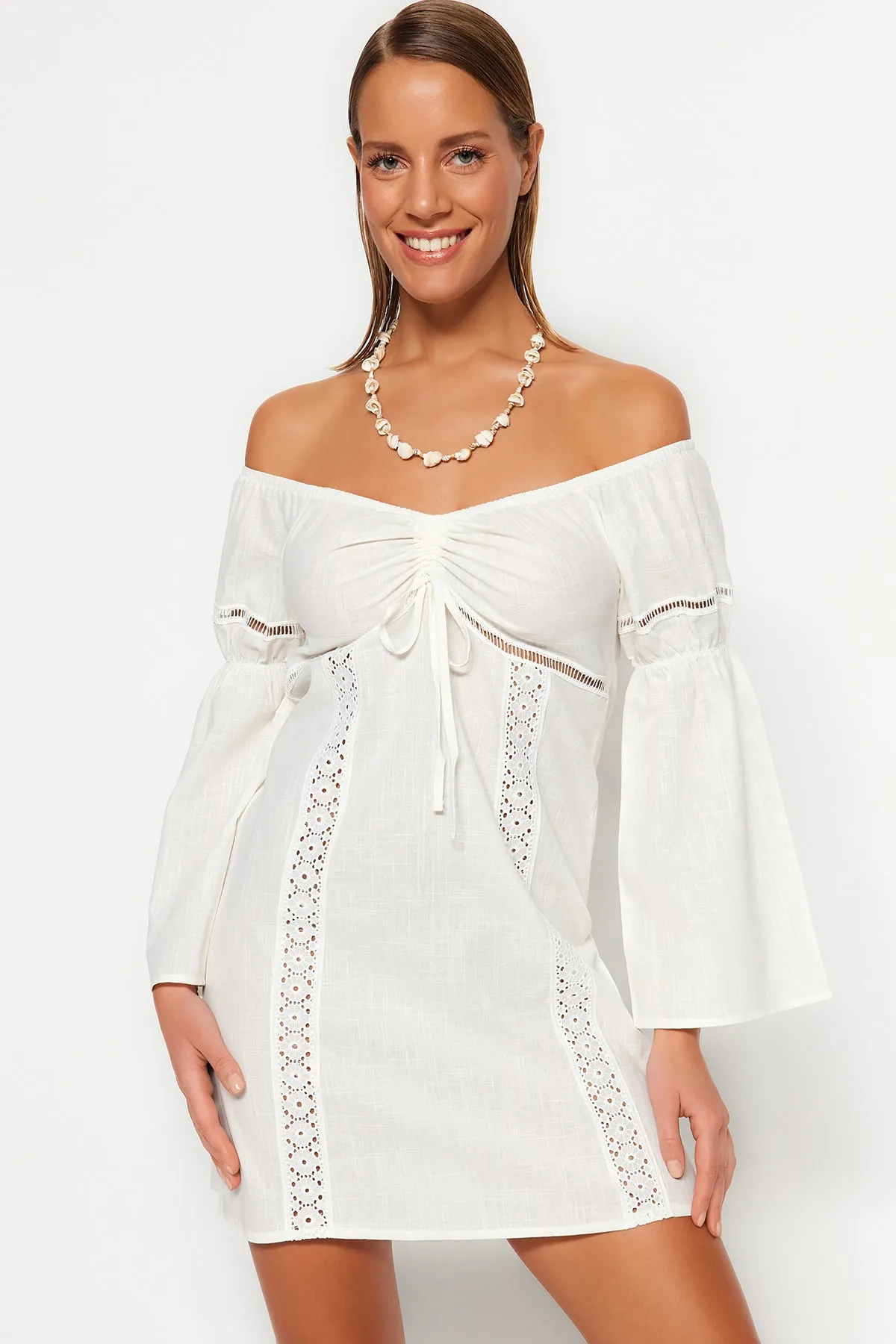 Trendyol Collection  Ecrufarbenes Mini-Strandkleid aus 100 % Baumwolle mit Webband-Accessoires TBESS23EL00207