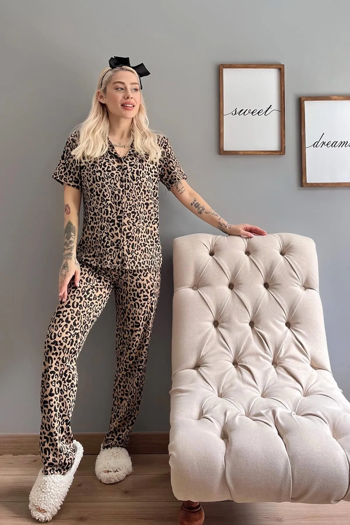 Pijamaevi  Kurzarm-Damenpyjama mit Leopardenmuster und gestrickter Vorderseite mit Knöpfen