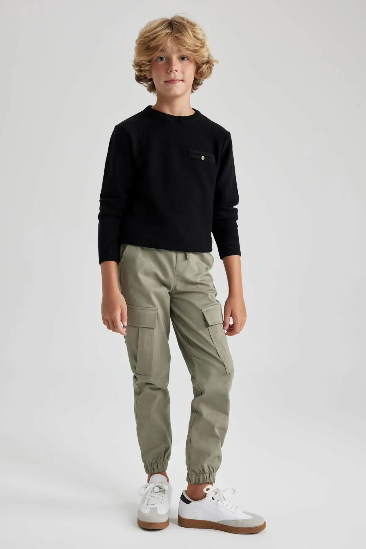 DeFacto  Strickpullover für Jungen mit normaler Passform und Rundhalsausschnitt