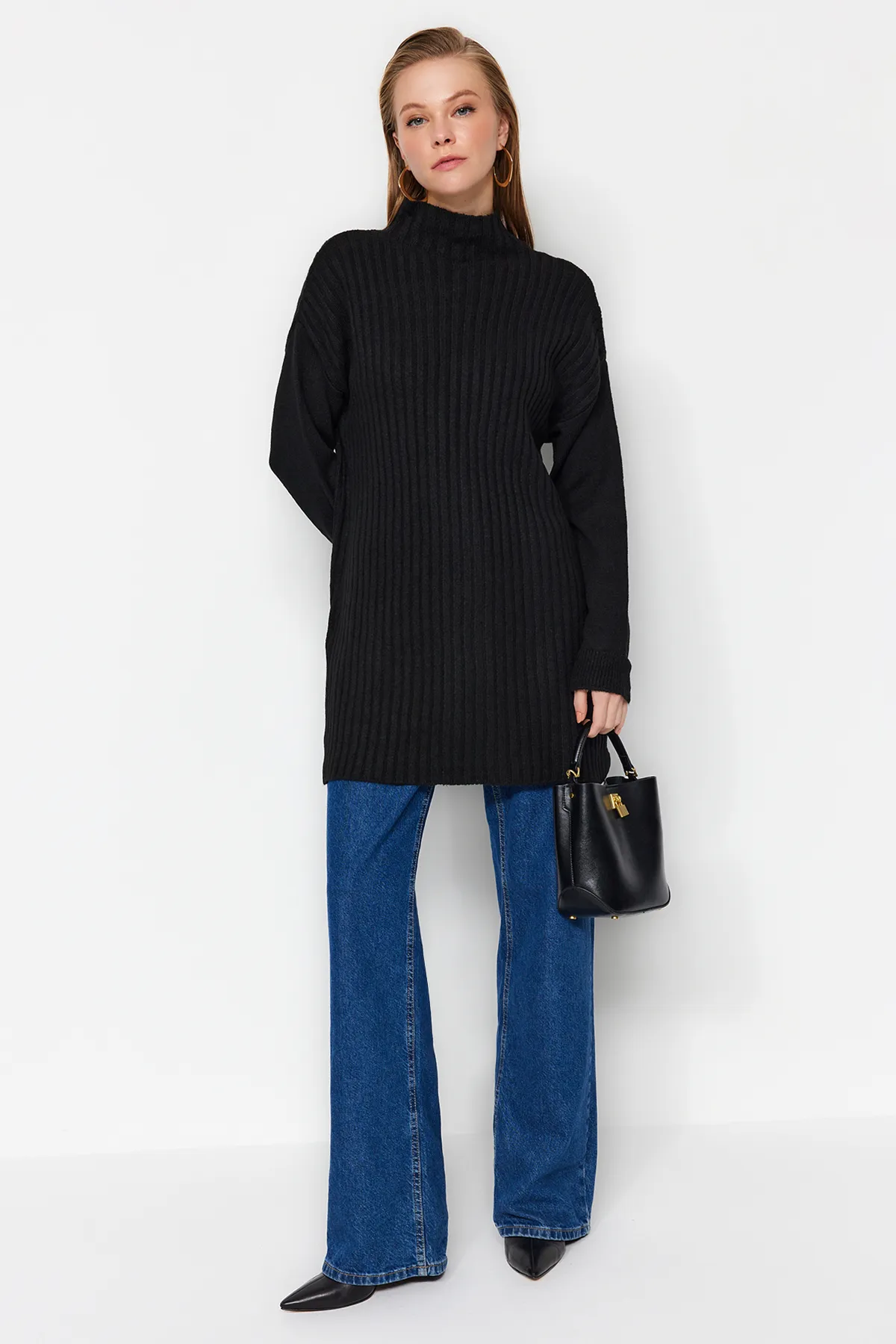 Trendyol Modest  Schwarzer, gerippter, weich strukturierter Strickpullover mit Stehkragen TCTAW24AK00013