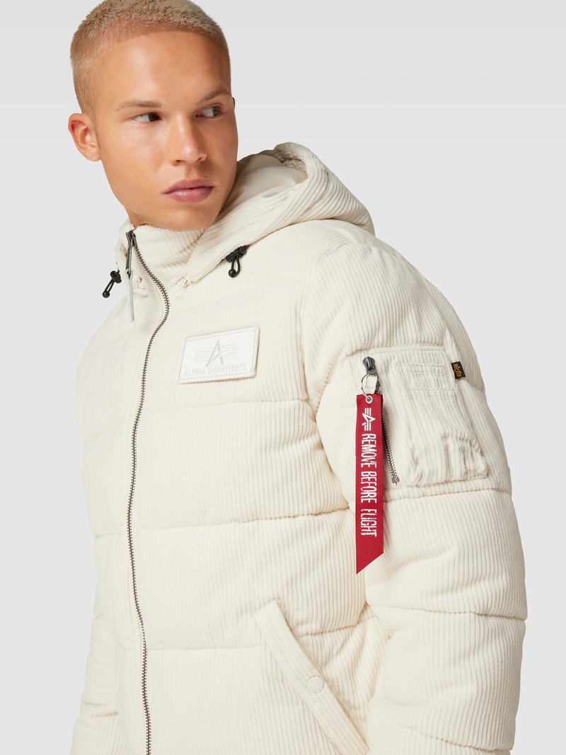 Steppjacke mit Label-Details in offwhite