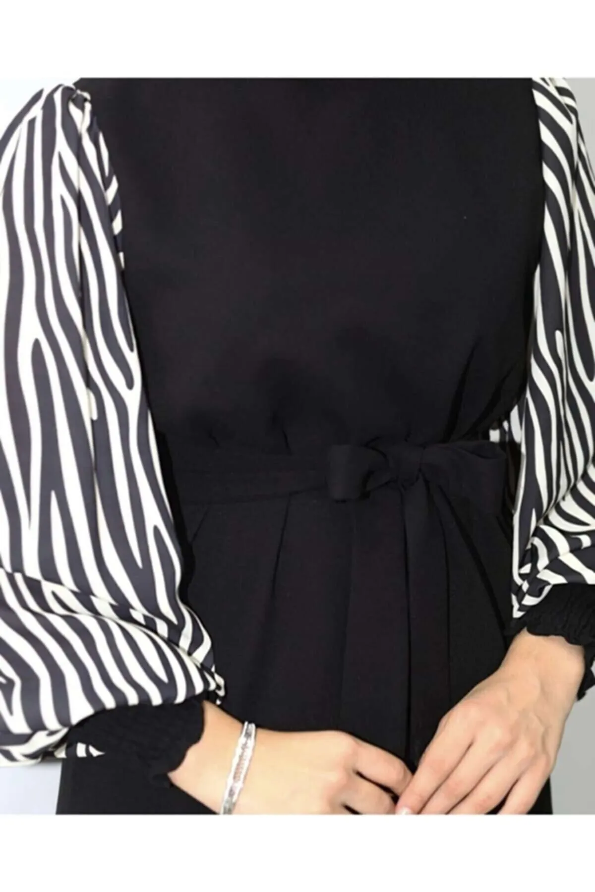 VOLT CLOTHİNG  Langes Hijab-Kleid mit Ballonärmeln und Zebramuster - Schwarz