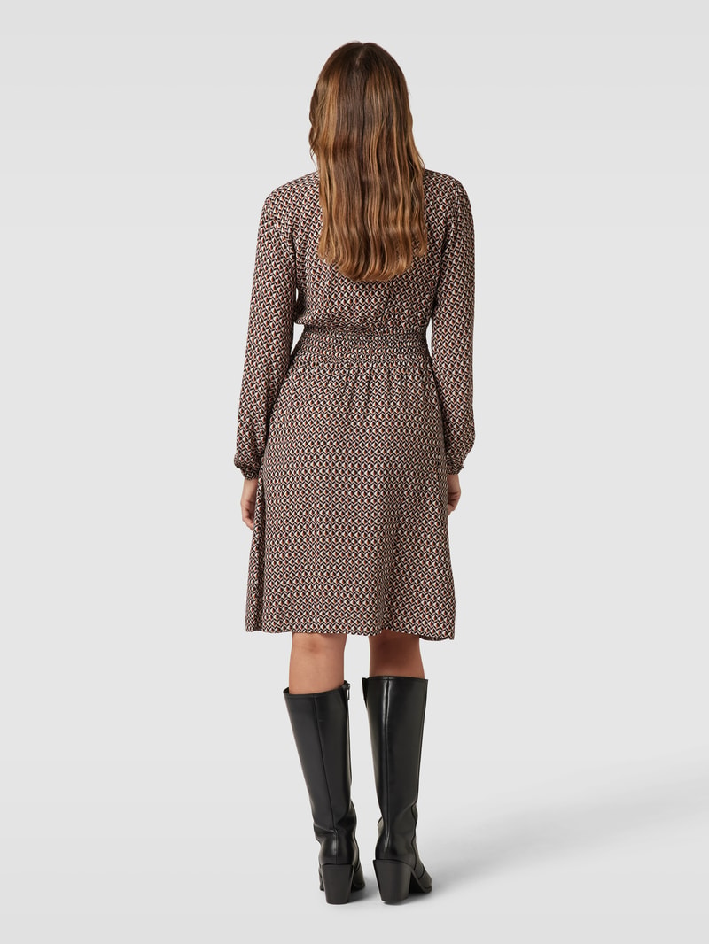Knielanges Kleid mit Allover-Muster in schwarz