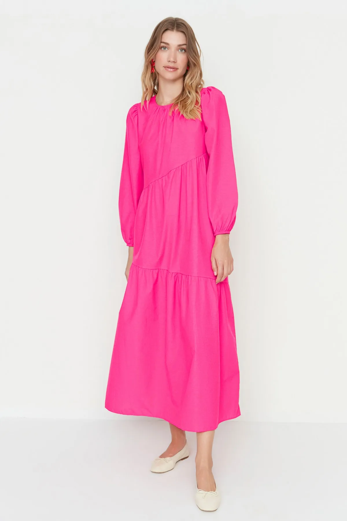 Trendyol Modest  Rotes, gewebtes Baumwollkleid mit weitem Schnitt und Raffung TCTSS21EL3470