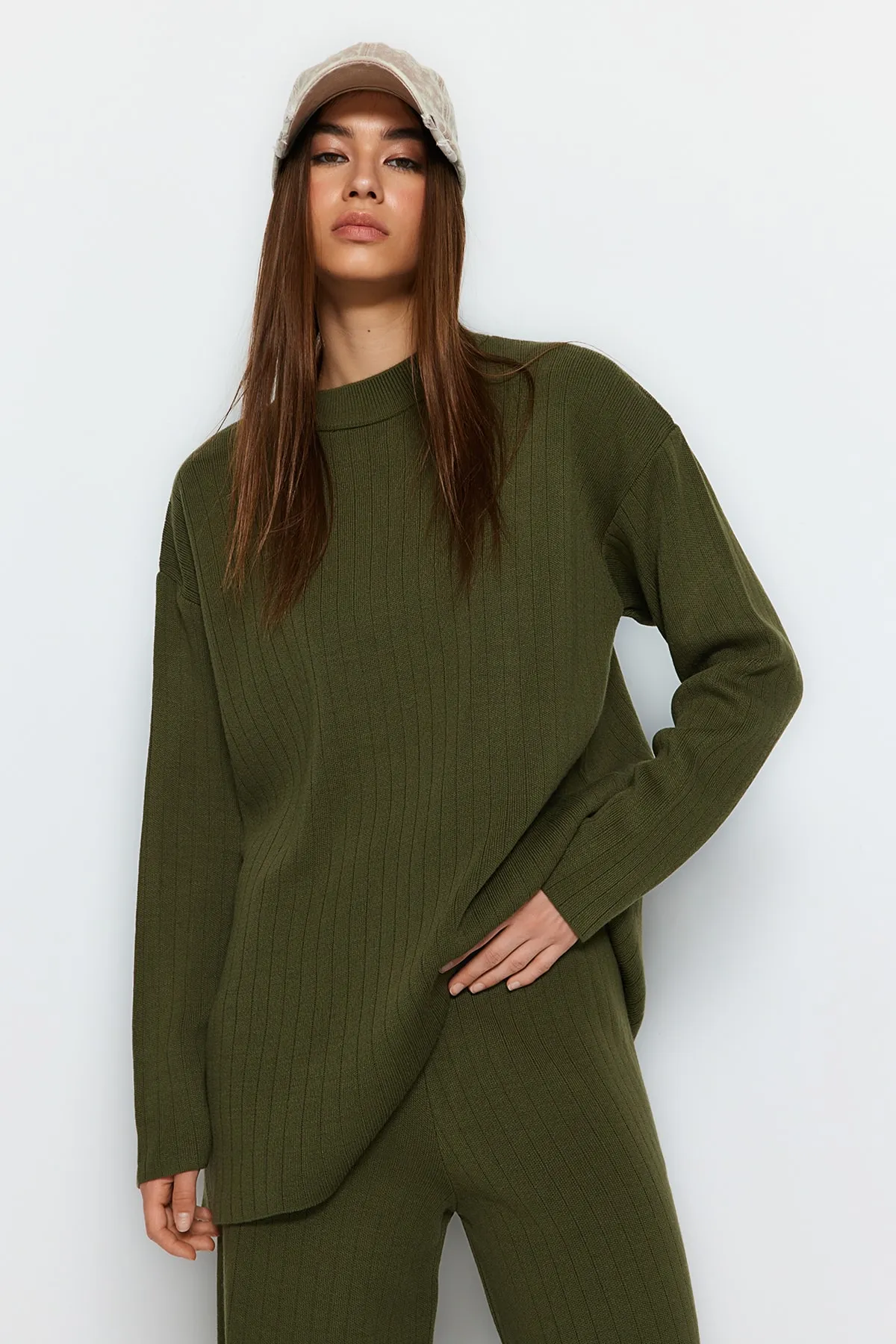 Trendyol Collection  Ölgrünes, weit geschnittenes Basic-Hose-Set aus Strickoberteil und -unterteil TWOAW23AU00255