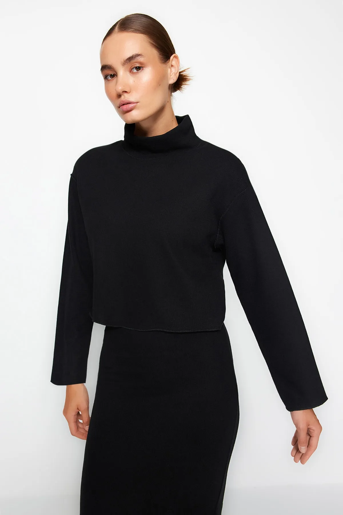 Trendyol Collection  Schwarze Strickbluse im Thessaloniki-/Strickwaren-Look, hoher Kragen, entspannte/bequeme Passform, niedrige Ärmel, TWOAW24BZ00092