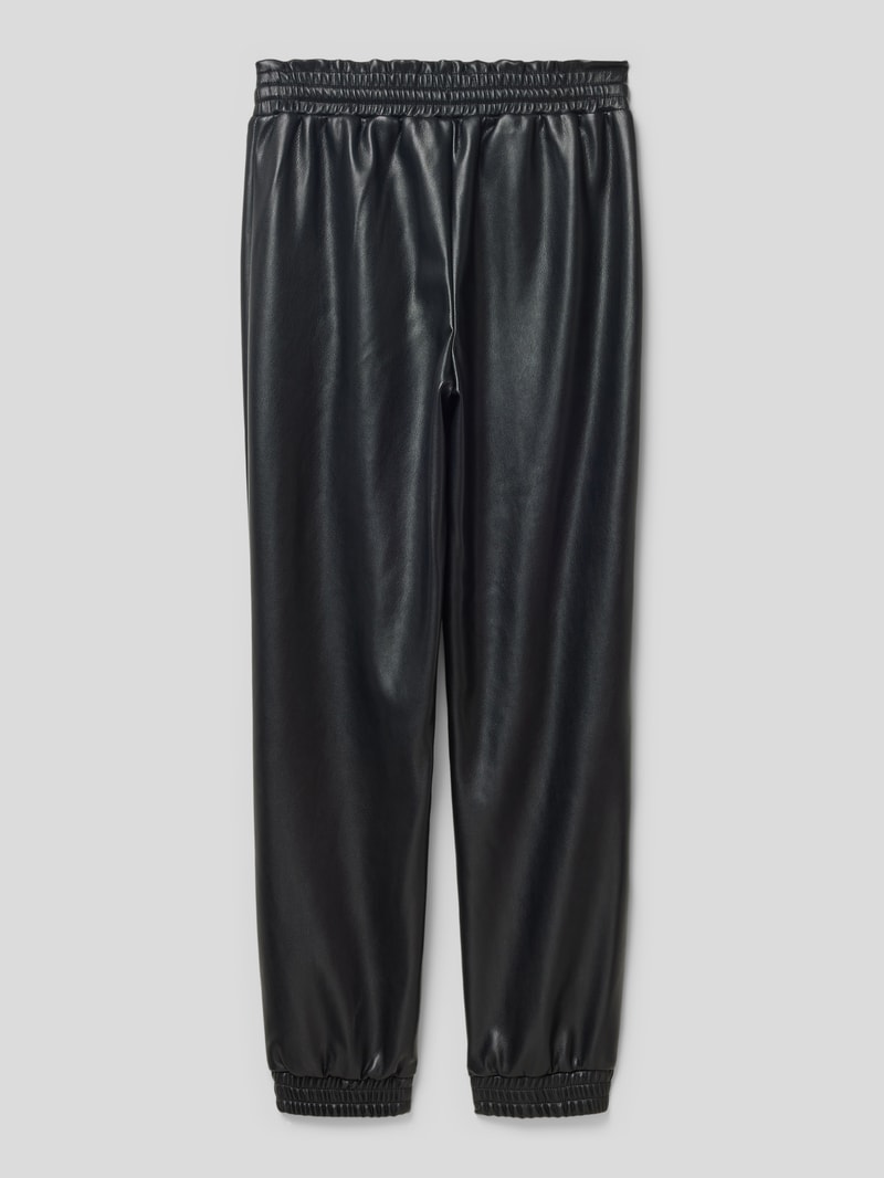 Jogpants in Leder-Optik in schwarz