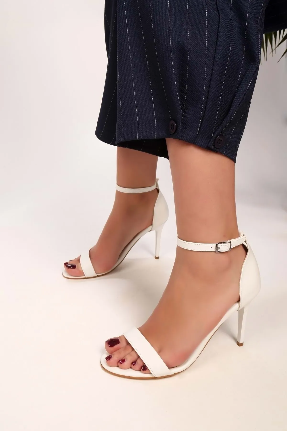 Shoeberry  Puirn White Skin Damenschuhe mit einzelnem Riemen und Absatz