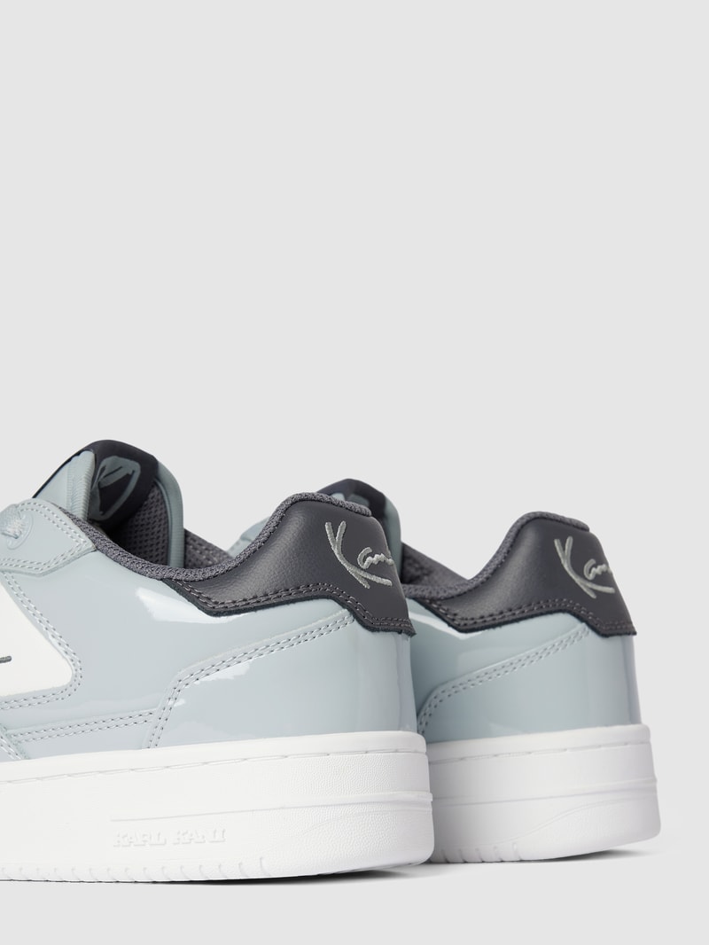 Sneaker aus Leder-Mix mit Label-Stitching in hellgrau