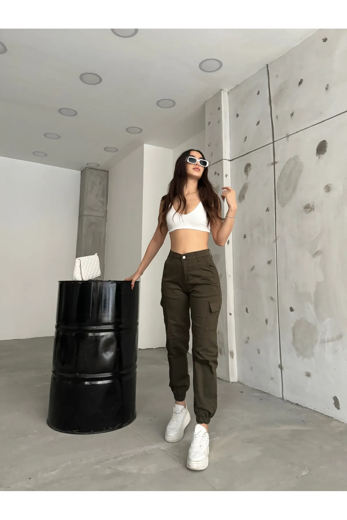 BİKELİFE  Khakifarbene Hose aus Gabardine-Stoff mit Cargotaschen