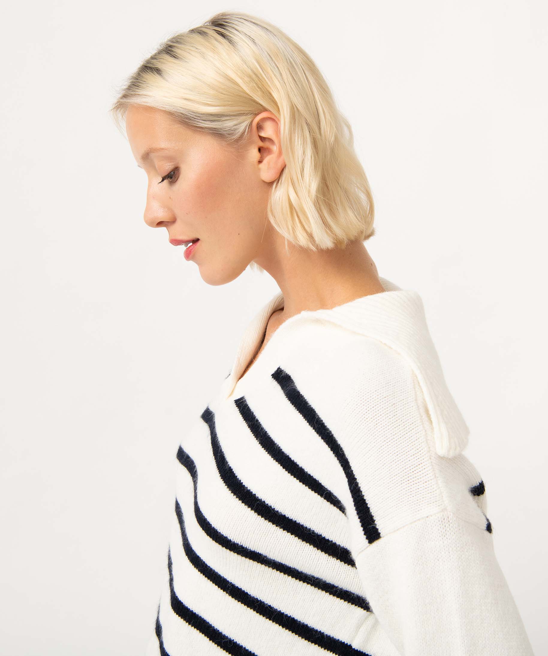 Pull à rayures coupe courte avec grand col femme raye | GEMO