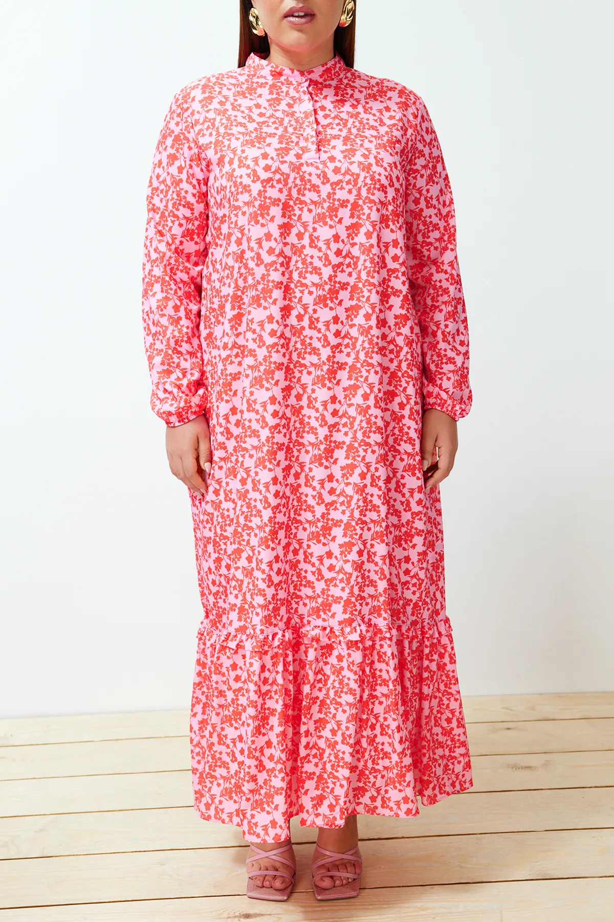 Trendyol Modest  Rotes, gewebtes Kleid mit Blumenmuster, halber Knopfleiste und Rüschenspitze, gefüttert TCTSS21EL3353