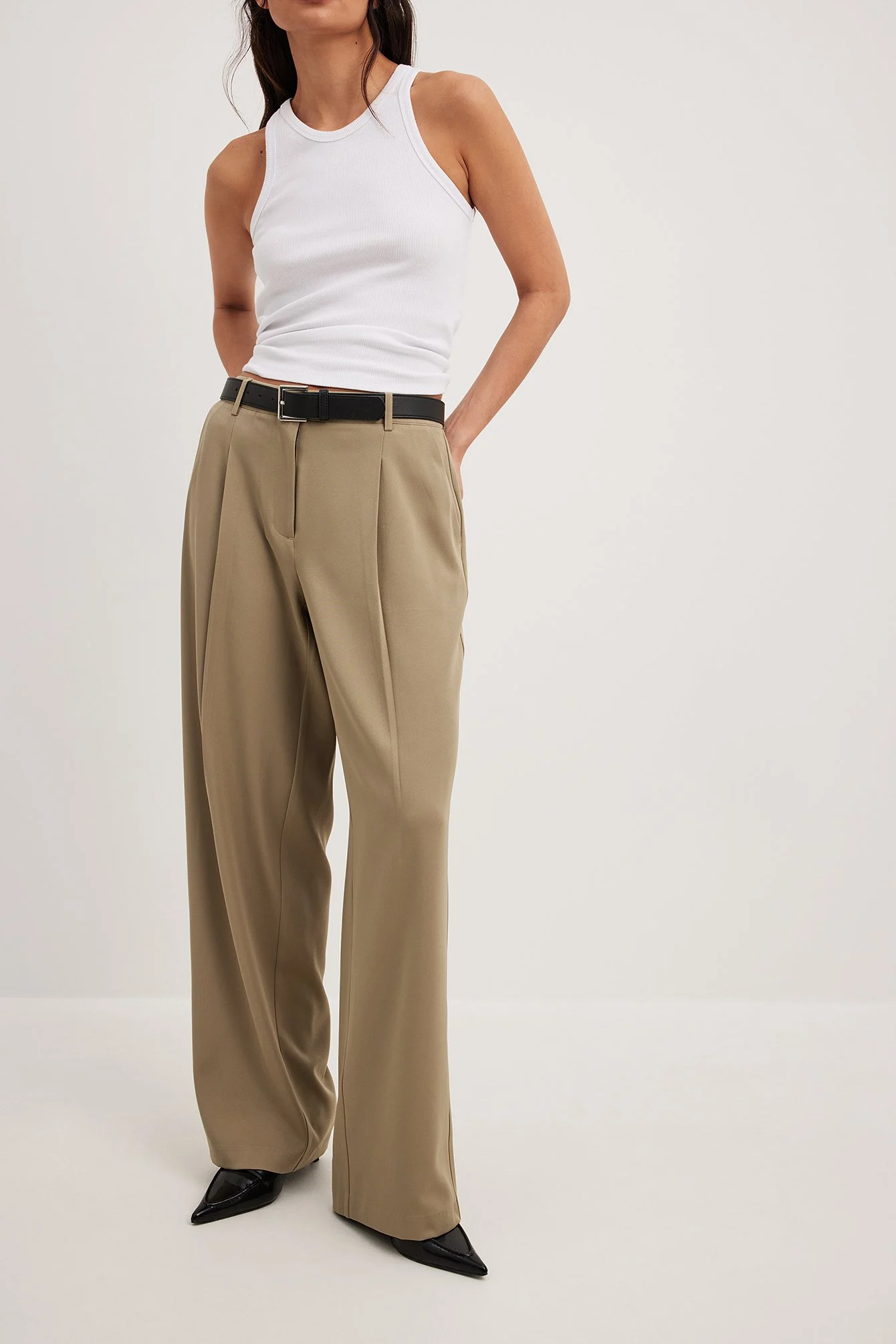 Figurbetonte Plissée-Hose mit mittelhoher Taille