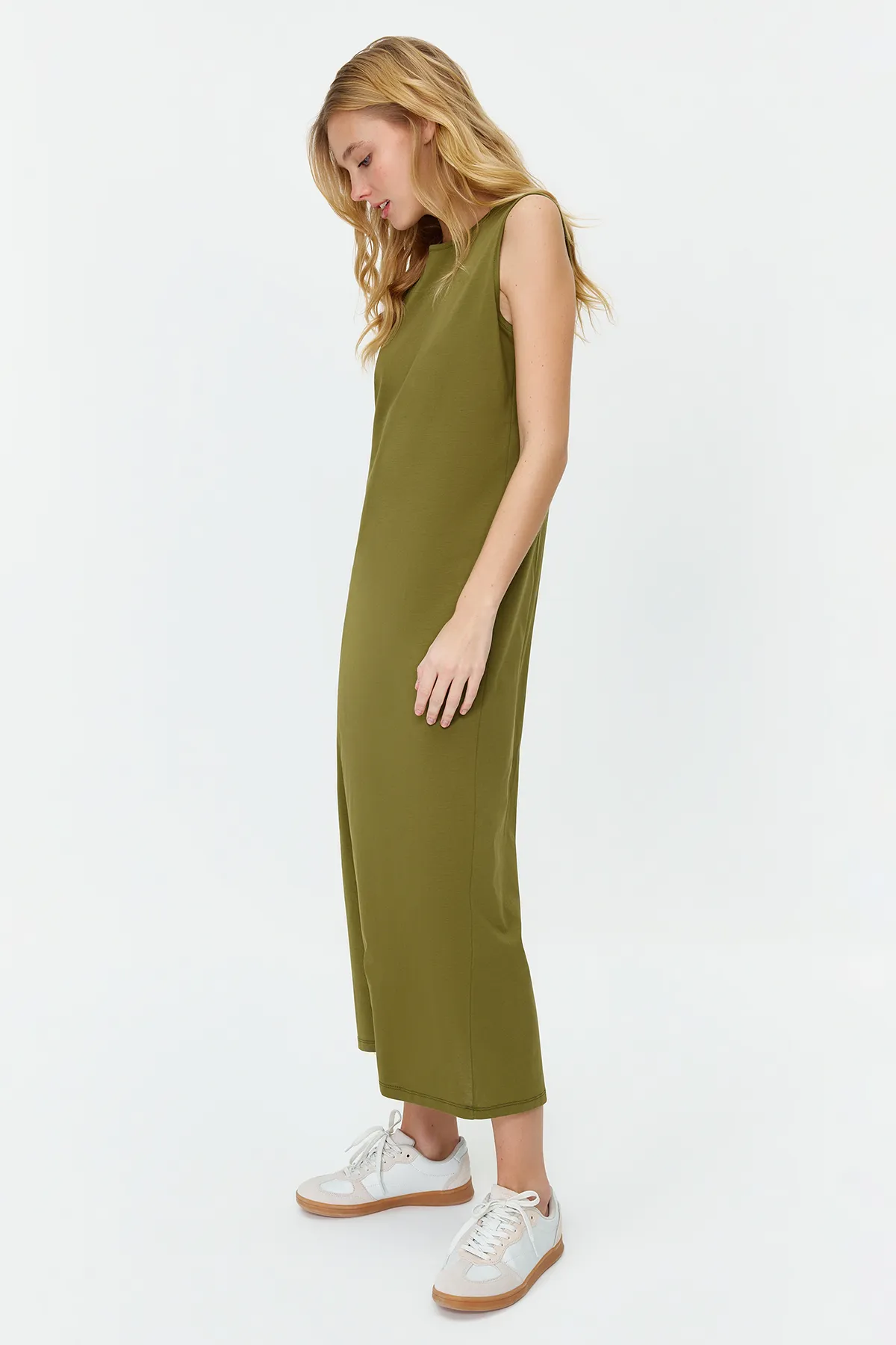 Trendyol Modest  Khakifarbenes, ärmelloses Kleid mit Futter und Unterlage TCTSS21UK0034