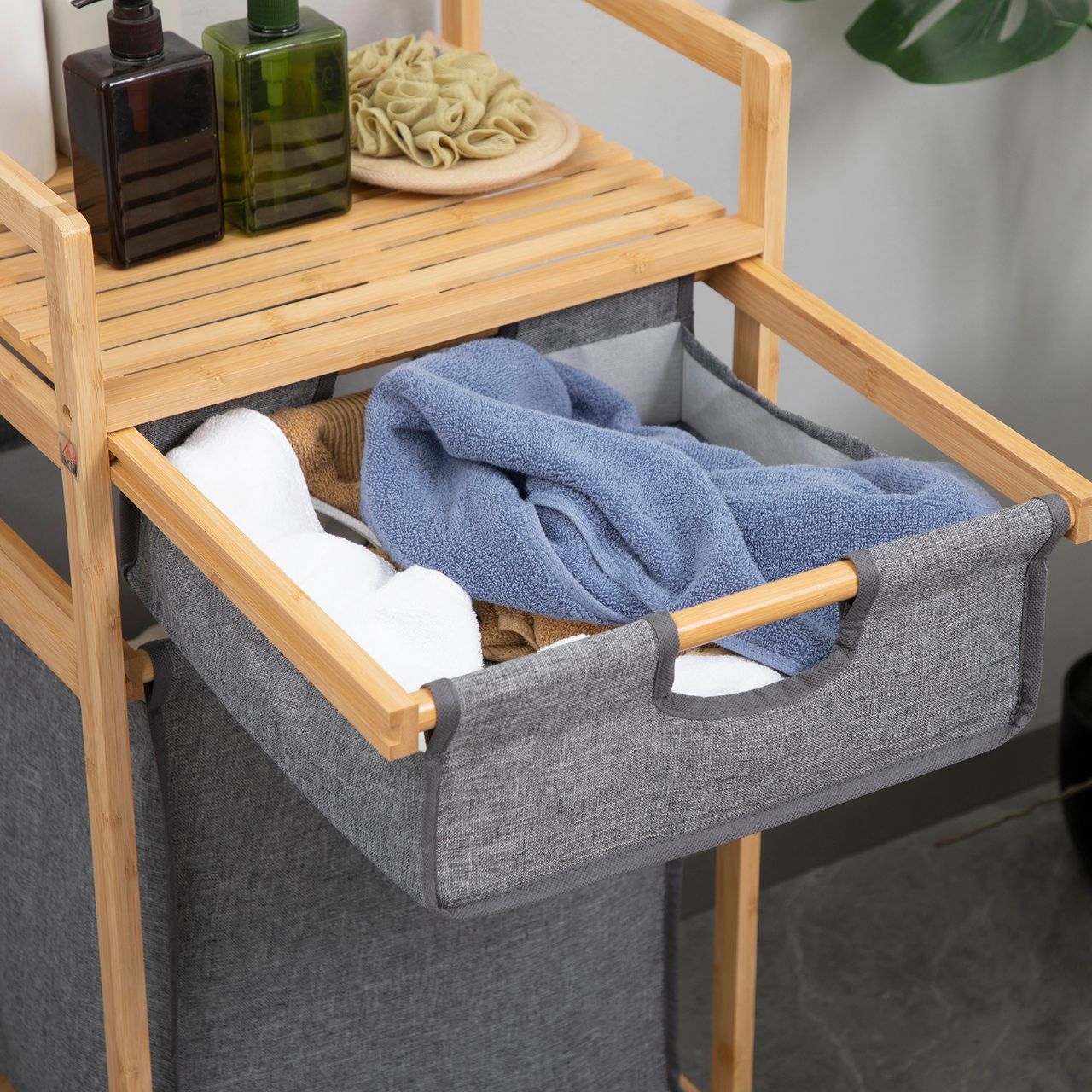 HOMCOM Wäschekorb Wäschebox mit 2 Stoffbeutel Wäschesack Wäschesammler mit Rollen Aufbewahrungskorb Bambus Naturholz Grau 42 x 35 x 84,5 cm