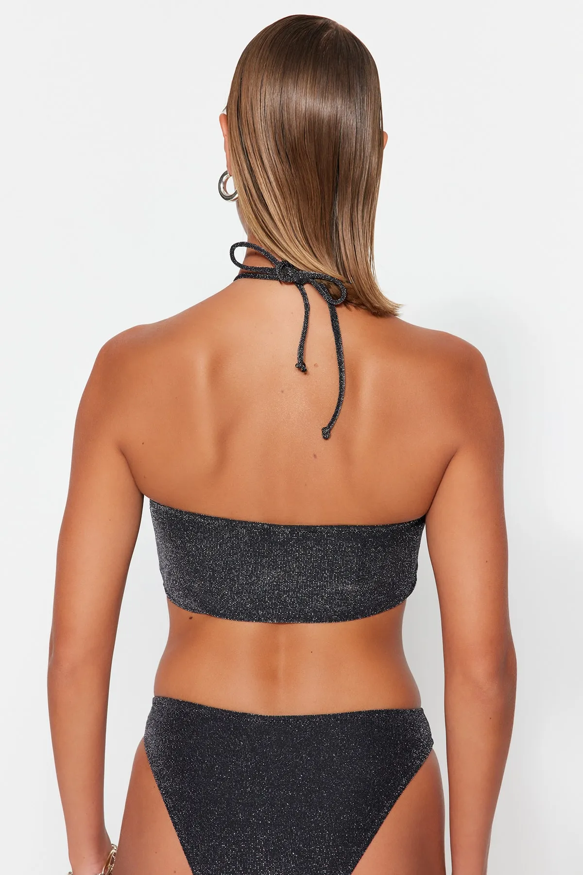 Trendyol Collection  Schwarzes trägerloses Glitzer-Bikinioberteil TBESS23BU00302